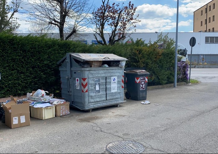 Modena, a Pasqua cassonetti stracolmi e immondizia in strada