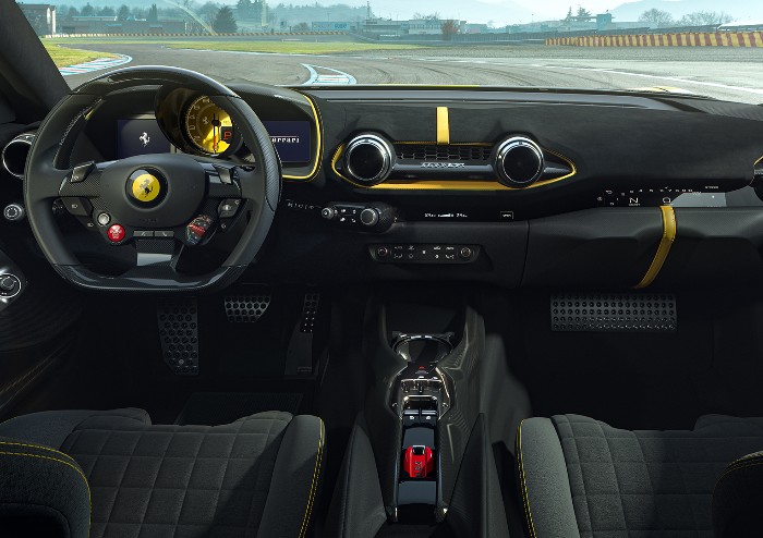 Ferrari: la nuova versione della V12 si svela