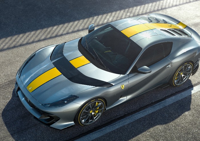 Ferrari: la nuova versione della V12 si svela