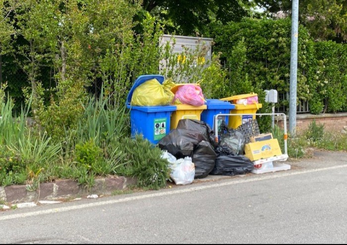 Modena, cassonetti stracolmi di rifiuti a due passi dall'inceneritore