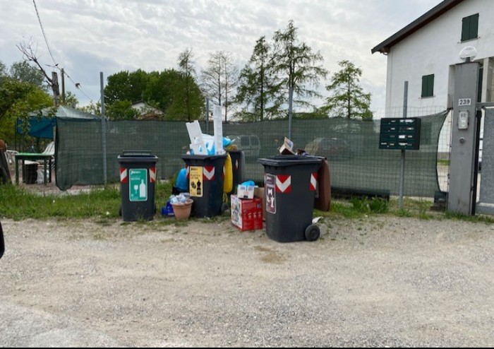 Modena, cassonetti stracolmi di rifiuti a due passi dall'inceneritore