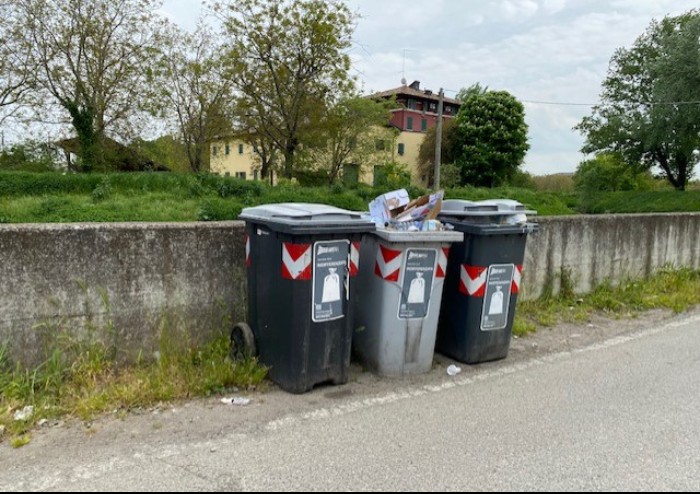 Modena, cassonetti stracolmi di rifiuti a due passi dall'inceneritore