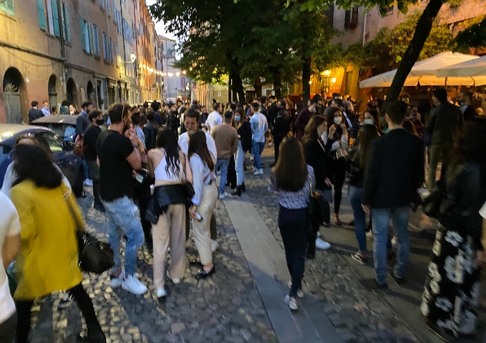 Modena pre coprifuoco, i giovani si riversano in via Gallucci