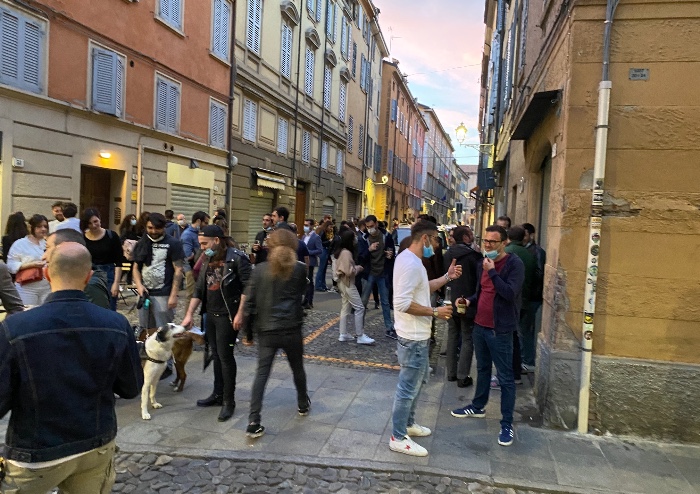 Modena pre coprifuoco, i giovani si riversano in via Gallucci
