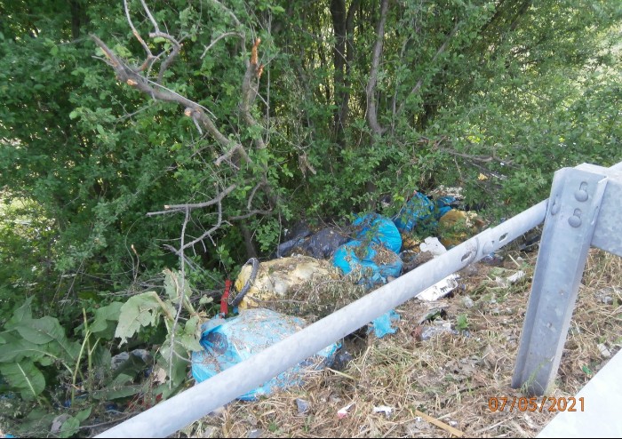 Castelfranco, rifiuti in tangenziale: degrado senza fine. E ora passa il Giro d'Italia