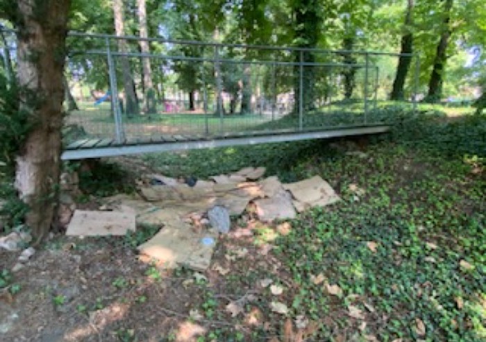 Modena, degrado area Policlinico: bivacchi nel parco