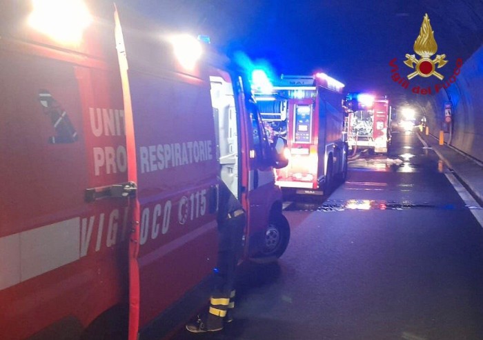 Bus prende fuoco in galleria, autista salva 25 bambini