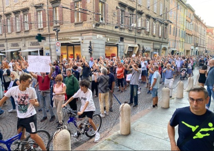 Modena, in 500 al corteo pacifico in centro per dire no al Green Pass
