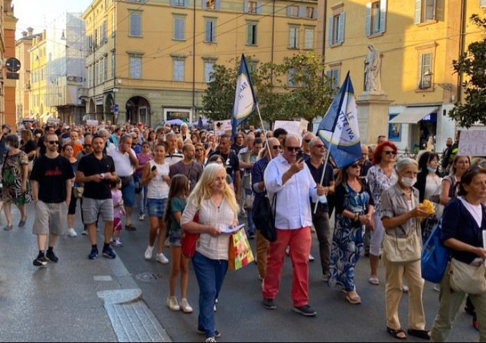Modena, in 500 al corteo pacifico in centro per dire no al Green Pass