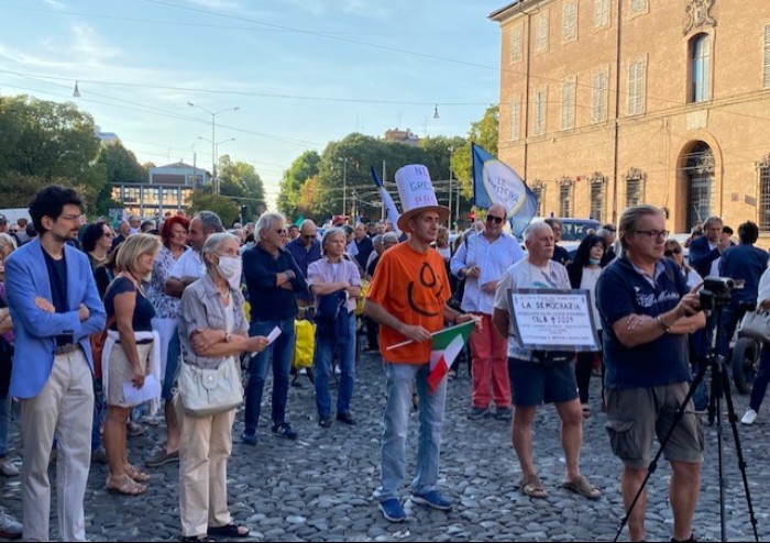 Modena, in 500 al corteo pacifico in centro per dire no al Green Pass