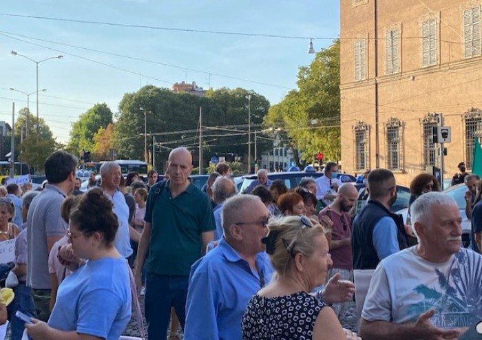 Modena, in 500 al corteo pacifico in centro per dire no al Green Pass
