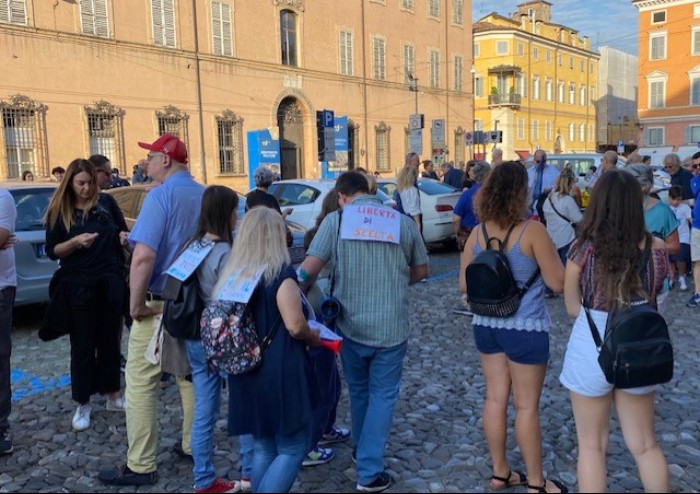 Modena, in 500 al corteo pacifico in centro per dire no al Green Pass