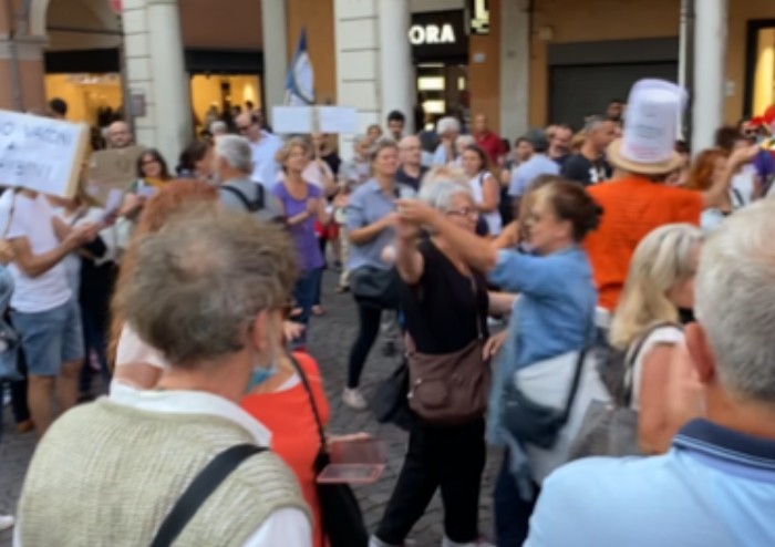 Modena, in 500 al corteo pacifico in centro per dire no al Green Pass