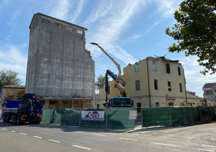Modena, abbattuto l'ex Mulino: addio a un pezzo di storia di Albareto