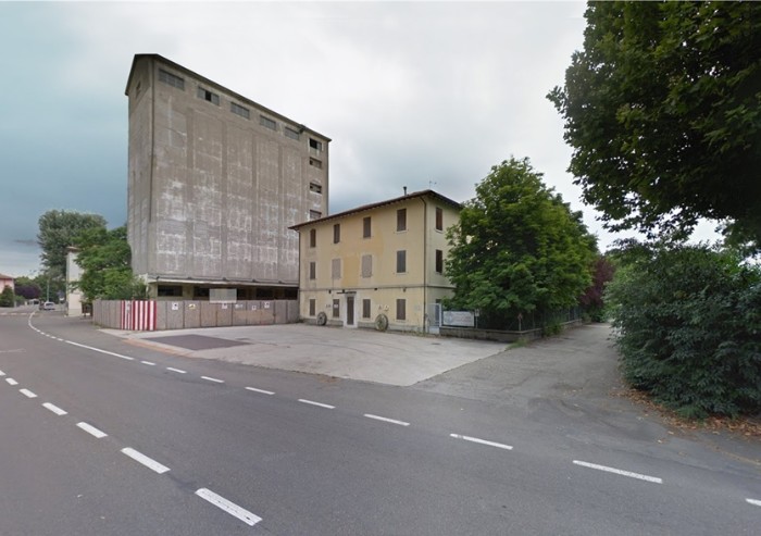 Modena, abbattuto l'ex Mulino: addio a un pezzo di storia di Albareto