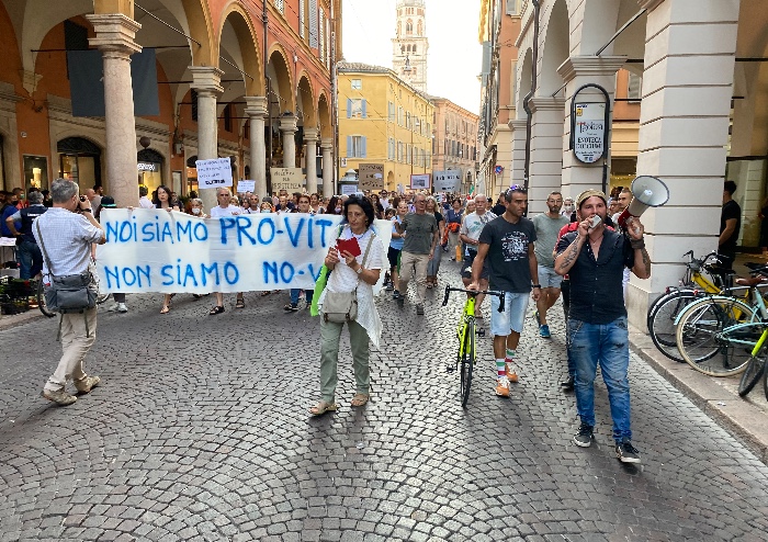 Modena, ancora manifestazione pacifica contro Green Pass. In silenzio