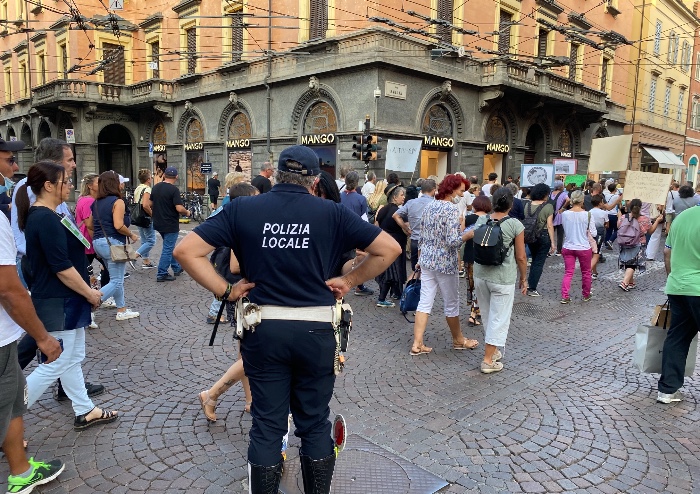 Modena, ancora manifestazione pacifica contro Green Pass. In silenzio