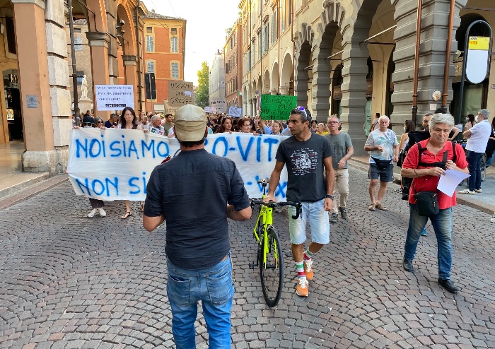 Modena, ancora manifestazione pacifica contro Green Pass. In silenzio