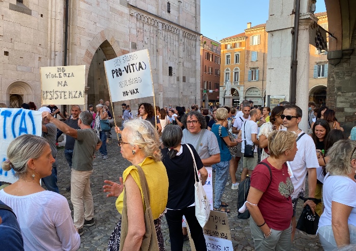 Modena, ancora manifestazione pacifica contro Green Pass. In silenzio