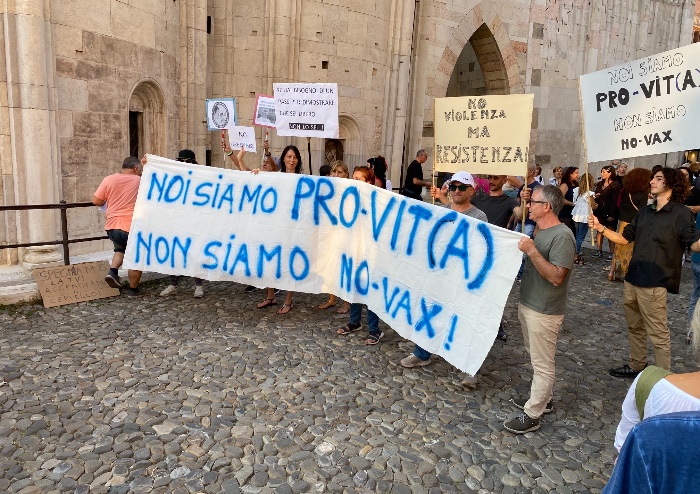 Modena, ancora manifestazione pacifica contro Green Pass. In silenzio