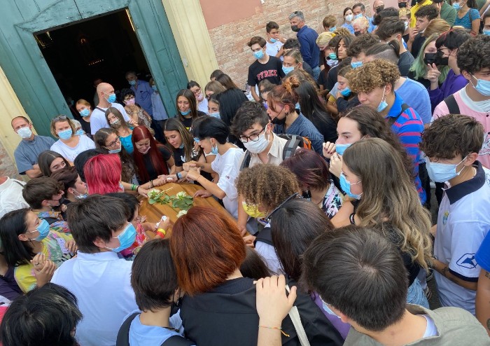 Lo straziante addio a Giulia, morta il giorno dopo la vaccinazione