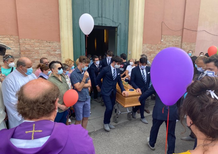 Lo straziante addio a Giulia, morta il giorno dopo la vaccinazione