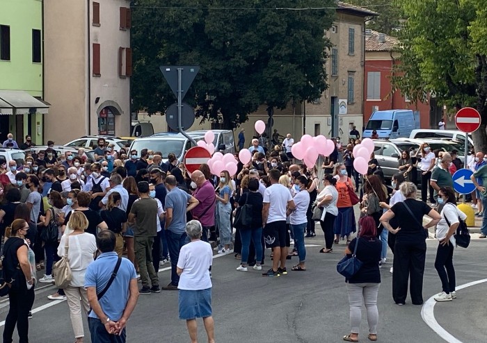 Lo straziante addio a Giulia, morta il giorno dopo la vaccinazione