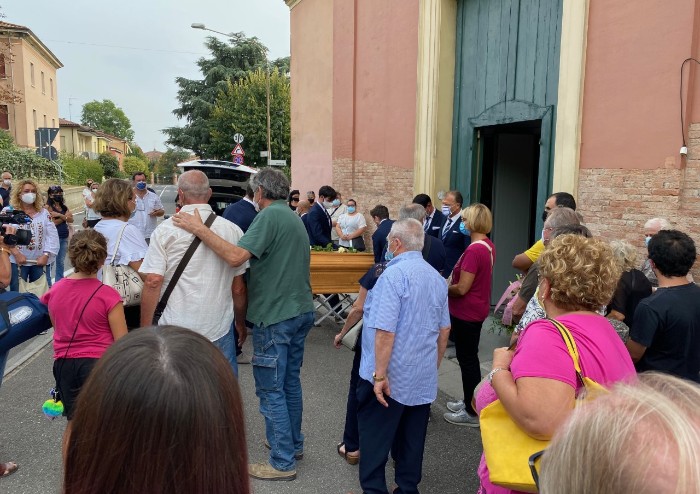 Lo straziante addio a Giulia, morta il giorno dopo la vaccinazione