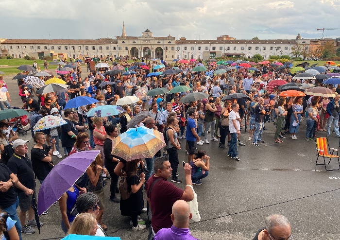 Modena, in centinaia alla manifestazione pacifica contro il Green Pass