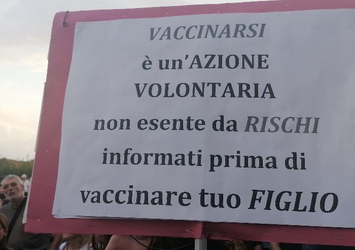 Modena, in centinaia alla manifestazione pacifica contro il Green Pass