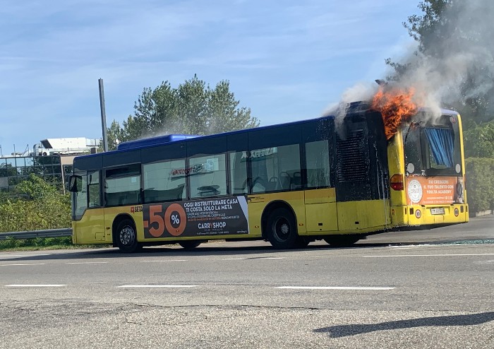 Modena, autobus Seta in fiamme in via Emilia Ovest