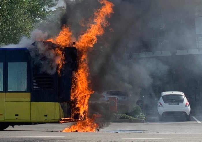 Modena, autobus Seta in fiamme in via Emilia Ovest