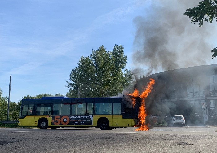 Modena, autobus Seta in fiamme in via Emilia Ovest