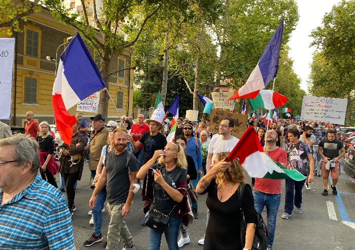 Modena, corteo pacifico in centro contro il Green Pass: sfilano in 500