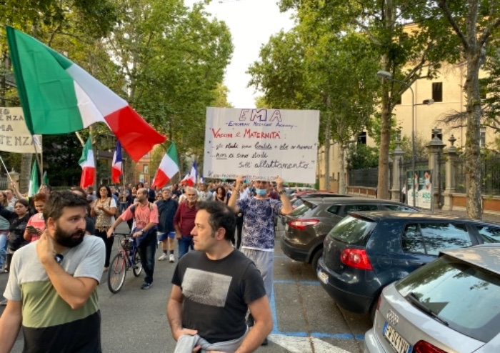 Modena, corteo pacifico in centro contro il Green Pass: sfilano in 500