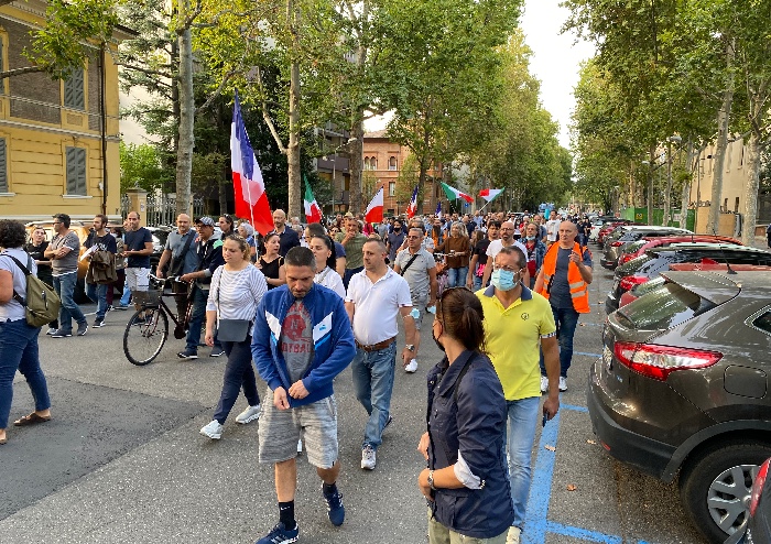 Modena, corteo pacifico in centro contro il Green Pass: sfilano in 500
