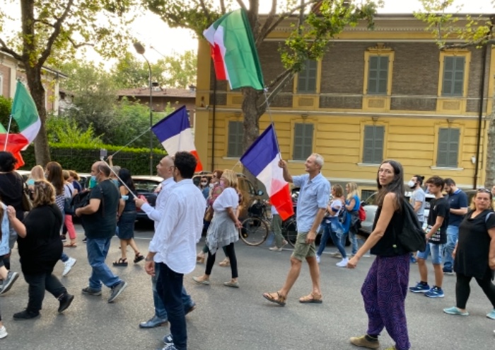 Modena, corteo pacifico in centro contro il Green Pass: sfilano in 500