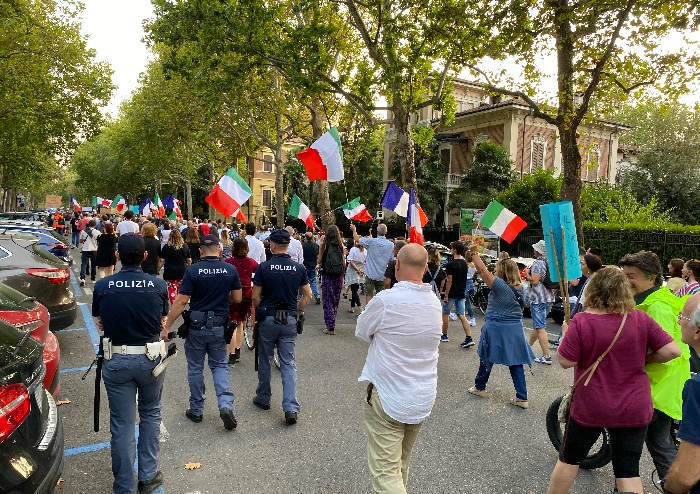 Modena, corteo pacifico in centro contro il Green Pass: sfilano in 500