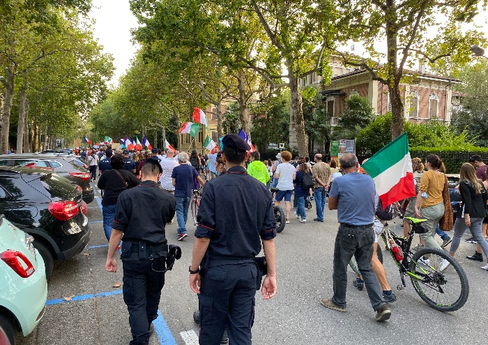 Modena, corteo pacifico in centro contro il Green Pass: sfilano in 500