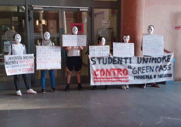 Unimore, studenti in presidio contro Green Pass: 'Avanti ad oltranza'