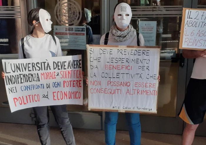 Unimore, studenti in presidio contro Green Pass: 'Avanti ad oltranza'