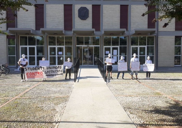 Unimore, studenti in presidio contro Green Pass: 'Avanti ad oltranza'