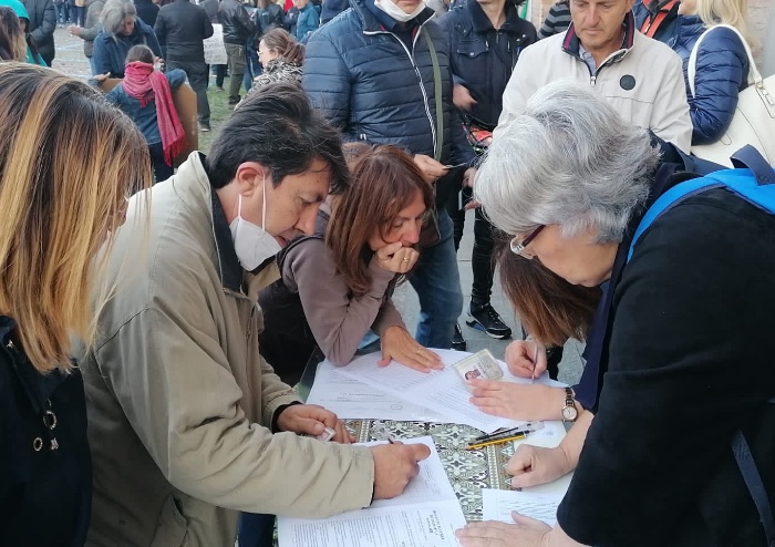 Modena, dalla manifestazione pacifica anti Green Pass parole di luce