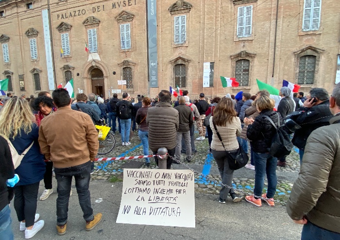 Modena, dalla manifestazione pacifica anti Green Pass parole di luce