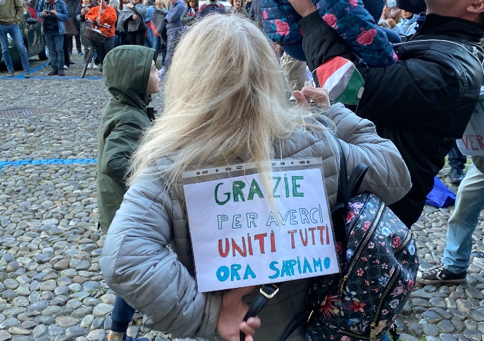 Modena, dalla manifestazione pacifica anti Green Pass parole di luce