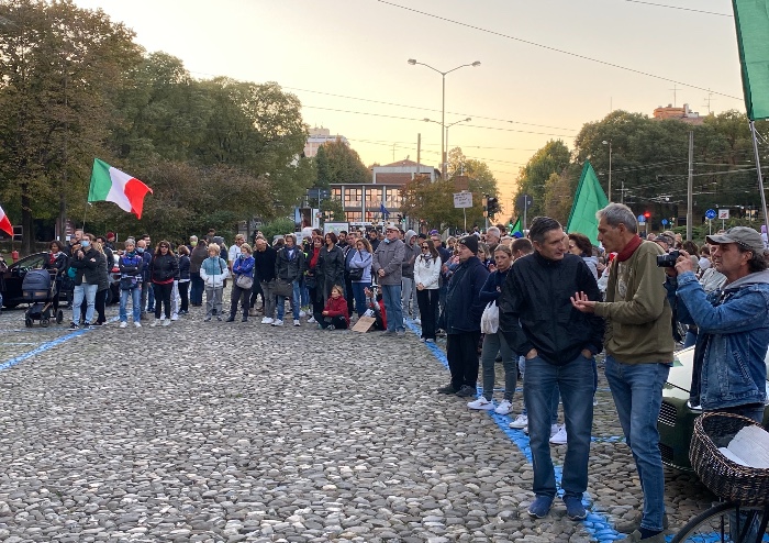 Modena, dalla manifestazione pacifica anti Green Pass parole di luce