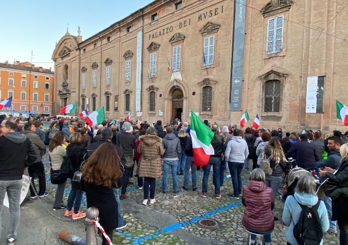 Modena, dalla manifestazione pacifica anti Green Pass parole di luce