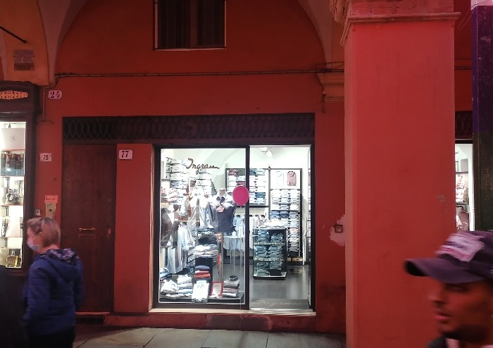 Il Mercato Europeo porta una marea di persone in centro, ma per molti negozi giornata fiacca