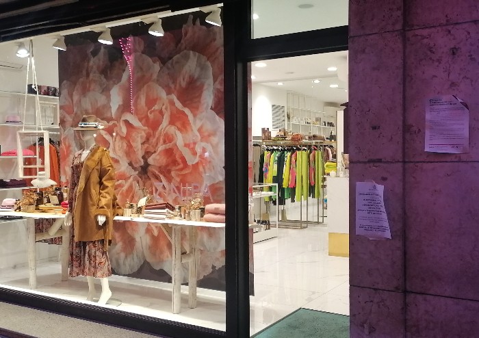 Il Mercato Europeo porta una marea di persone in centro, ma per molti negozi giornata fiacca