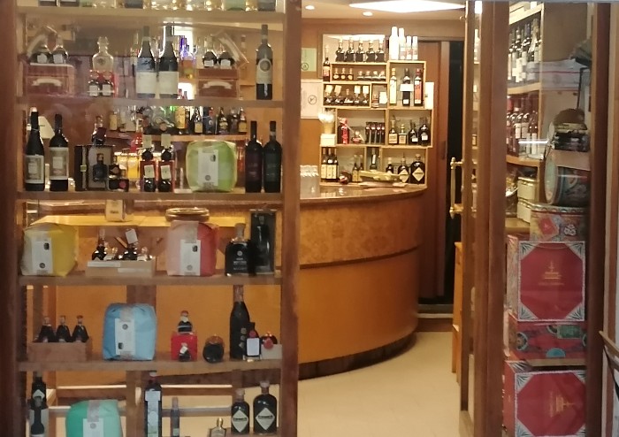 Il Mercato Europeo porta una marea di persone in centro, ma per molti negozi giornata fiacca